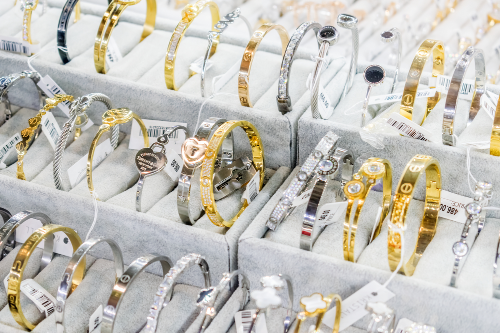 流光溢彩，匠心呈現 探訪珠寶零售店的櫥窗藝術與空間敘事