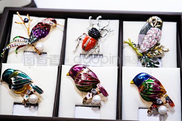 珠寶零售展示中的藝術魅力 不同鳥類形態胸針鑒賞